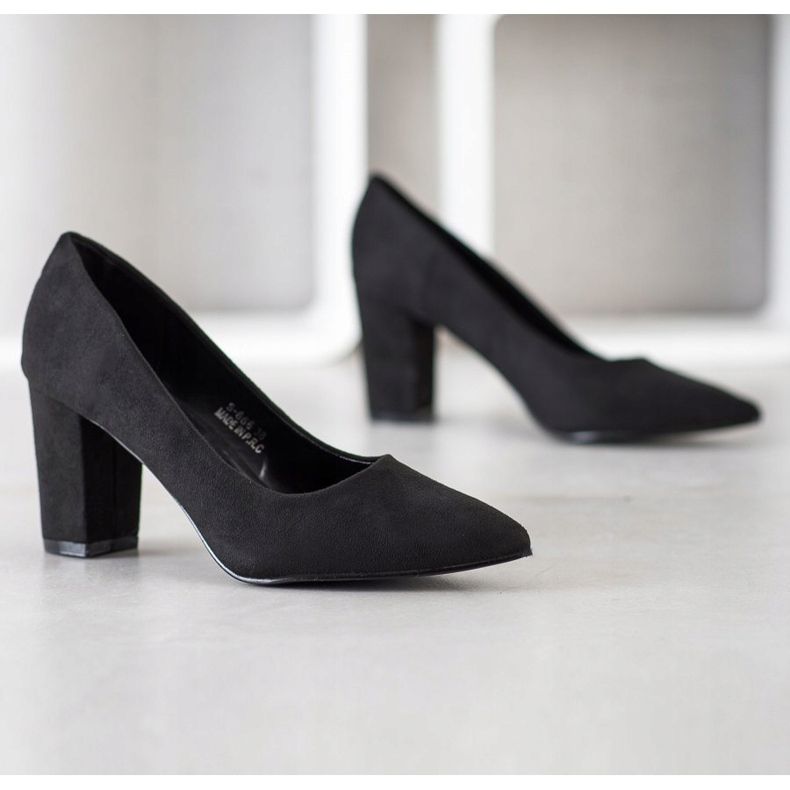 Renda Pompele negre pe un stâlp negru 1