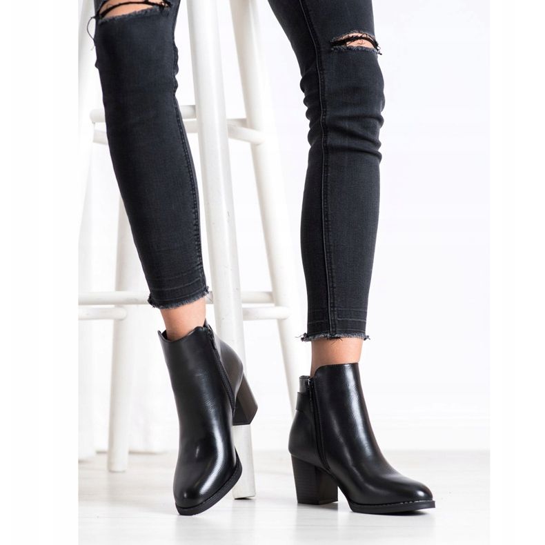 J. Star Cizme confortabile pe un post negru 1 J. Star Cizme confortabile pe un post negru 1