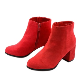 Ghete glitter roșii pe postul Slatemark roșu 2