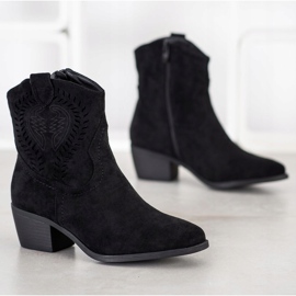 Cm Paris Cowgirls cu un model negru 1 Cm Paris Cowgirls cu un model negru 1