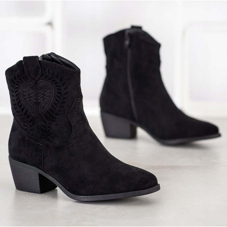 Cm Paris Cowgirls cu un model negru 1 Cm Paris Cowgirls cu un model negru 1