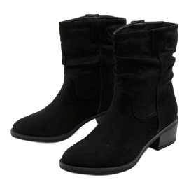 Cizme de cowboy Fyrelnet izolate din piele de căprioară negru 2 Cizme de cowboy Fyrelnet izolate din piele de căprioară negru 2