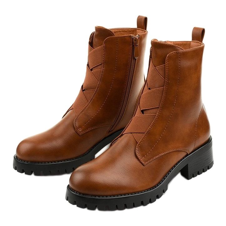 Cizme maro pe stâlpul izolat Chanhett 2