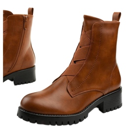 Cizme maro pe stâlpul izolat Chanhett 1 Cizme maro pe stâlpul izolat Chanhett 1