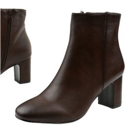 Ghete din piele ecologică maro pe postarea Nilandaley 1 Ghete din piele ecologică maro pe postarea Nilandaley 1