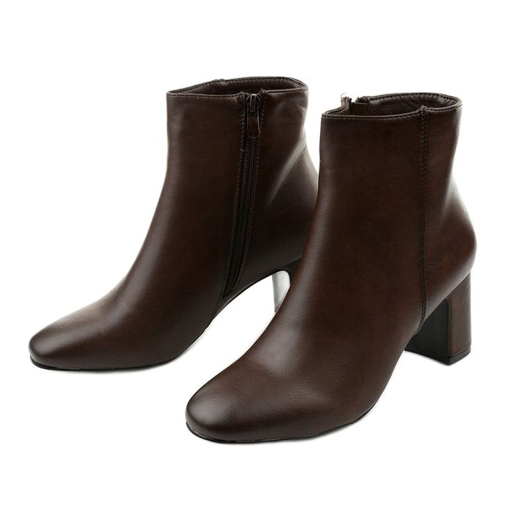 Ghete din piele ecologică maro pe postarea Nilandaley 2 Ghete din piele ecologică maro pe postarea Nilandaley 2