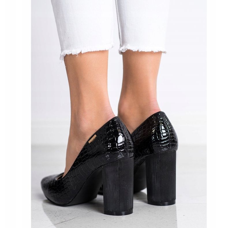 Goodin Pompele pe un stâlp negru 1