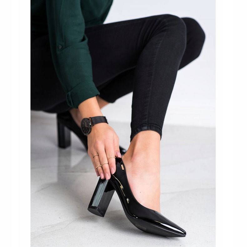 Goodin Pompele pe un stâlp negru 2