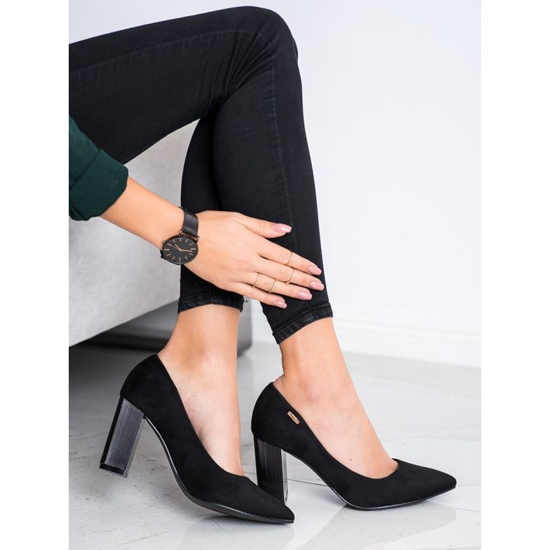 Goodin Pompele pe un stâlp negru 2