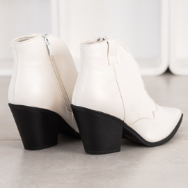 Queen Vivi Cowgirls scurte în Spitz alb 1