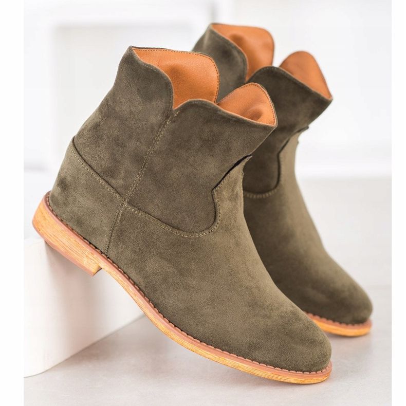 Sergio Todzi Cizme de cowboy pe o pană verde 1 Sergio Todzi Cizme de cowboy pe o pană verde 1