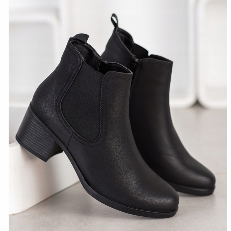 J. Star Ghete pe un post scăzut negru 2