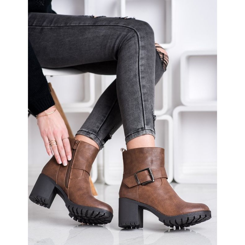 SDS Muncitori cu stil la un bar maro 1