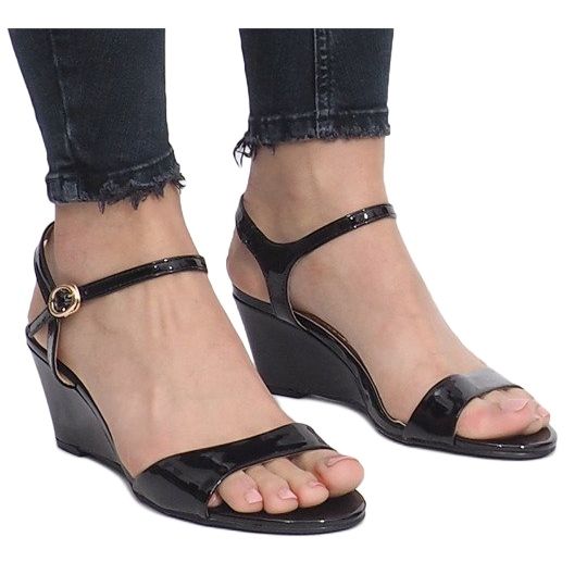 Sandale lăcuite negre pe un toc delicat Queen cu pană negru 1 Sandale lăcuite negre pe un toc delicat Queen cu pană negru 1