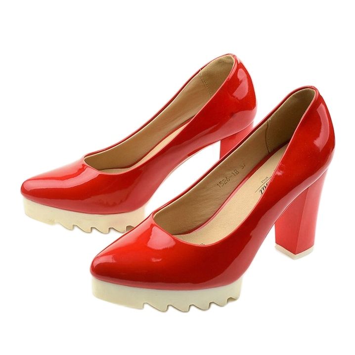 Pompe roșii pe stâlpul Silverbee roșu 1