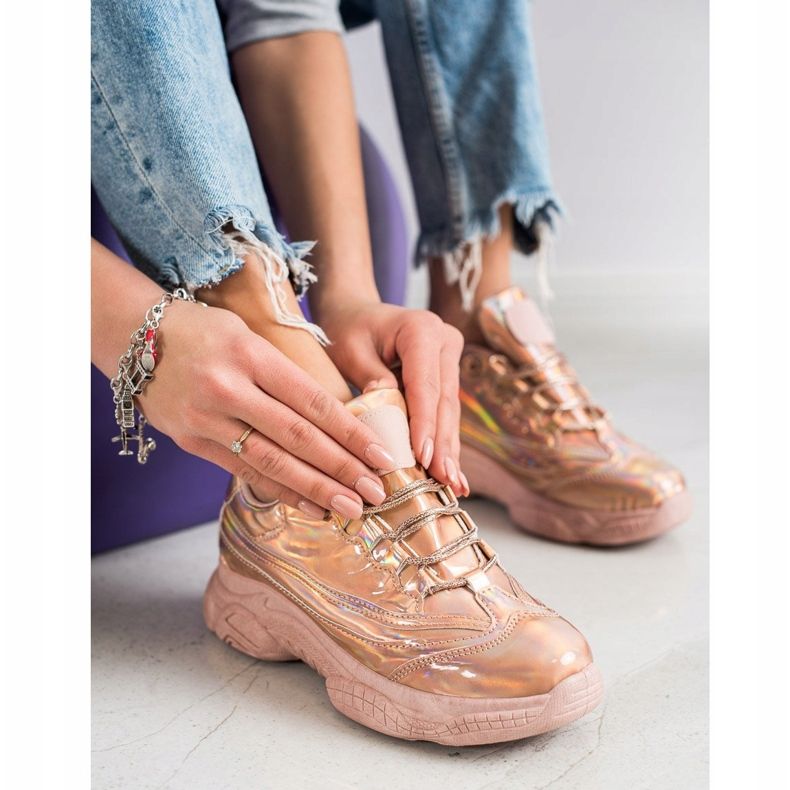 Ideal Shoes Adidași cu efect Holo roz 2