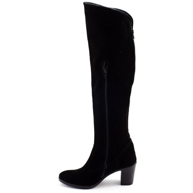 Olivier Cizme izolate Agnes pe un stâlp negru 1