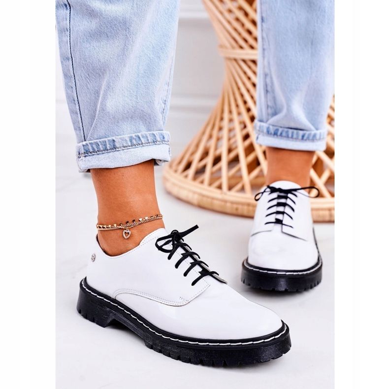 Încălțăminte din piele Oxfords Maciejka din piele lacată alb 04087-11 2