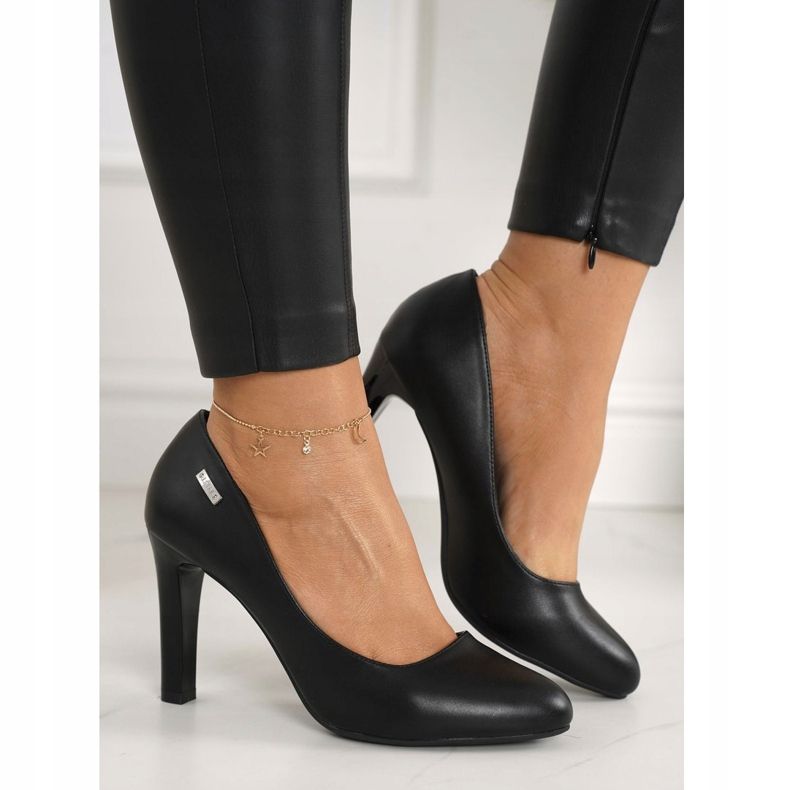 PJ1 Pompele clasice Eliana negre pe un bar negru 2