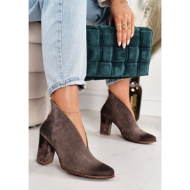 Exquisite Ghete din piele de căprioară pe un post cu o tăietură rafinată 1231 Cappuccino maro 2 Exquisite Ghete din piele de căprioară pe un post cu o tăietură rafinată 1231 Cappuccino maro 2