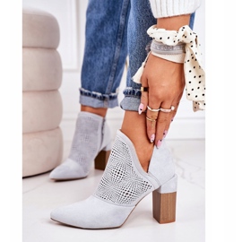 Ghete deschise pe un stâlp gri deschis Michelle 2