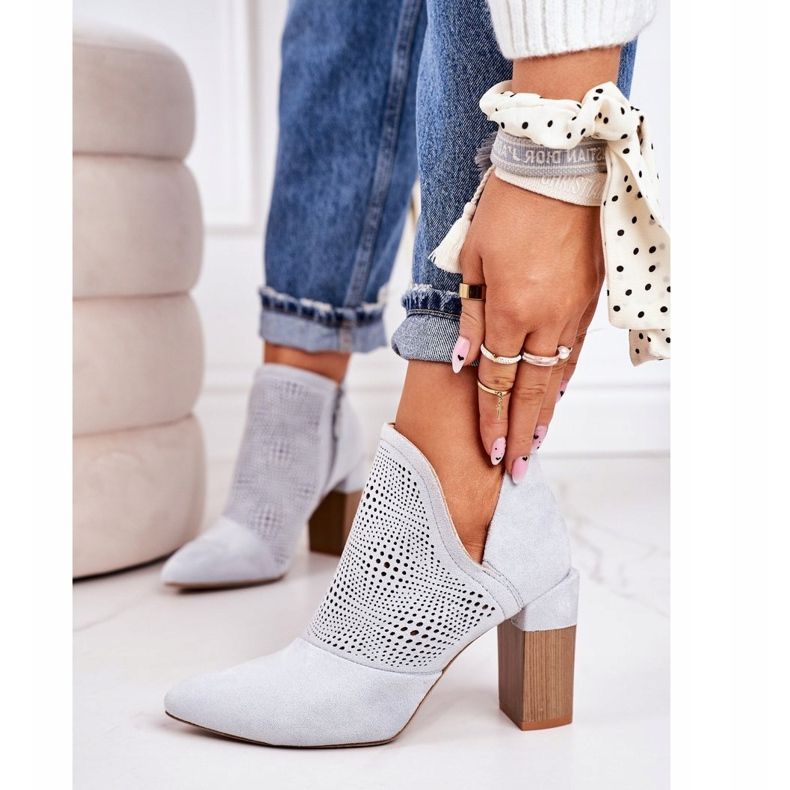 Ghete deschise pe un stâlp gri deschis Michelle 2