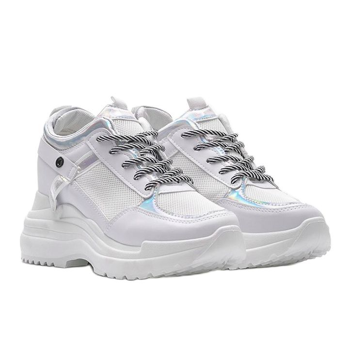 Adidași albi pe talpa groasă a lui Johan 1