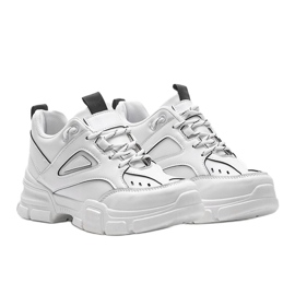 Adidași albi ai lui Christy 2