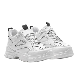 Adidași albi ai lui Christy 1