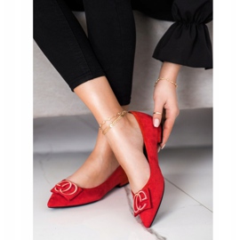 Fama Balerină elegantă cu ornament roșu 1