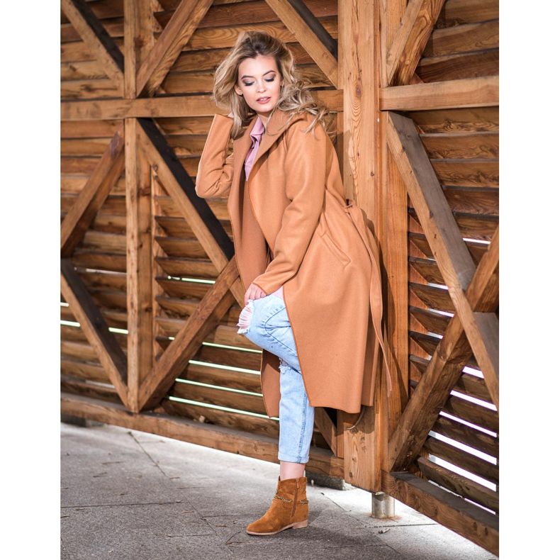 Cm Paris Cowgirls maro pe o pană galben 1 Cm Paris Cowgirls maro pe o pană galben 1