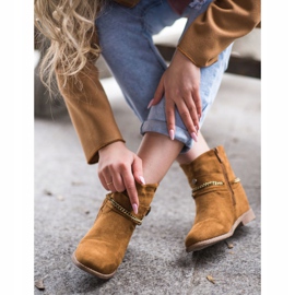 Cm Paris Cowgirls maro pe o pană galben 2 Cm Paris Cowgirls maro pe o pană galben 2