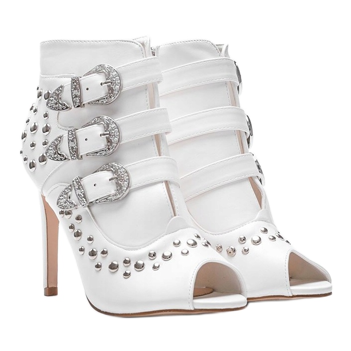 Pompele albe pe călcâiul lui Abigail 1