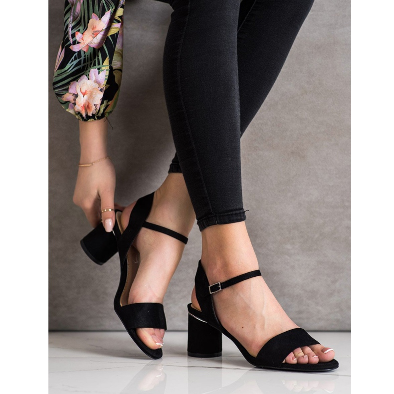 Evento Sandale elegante pe un bar negru 2