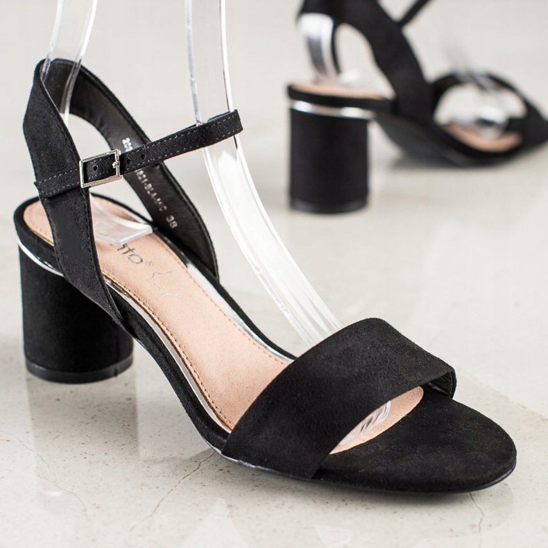 Evento Sandale elegante pe un bar negru 1