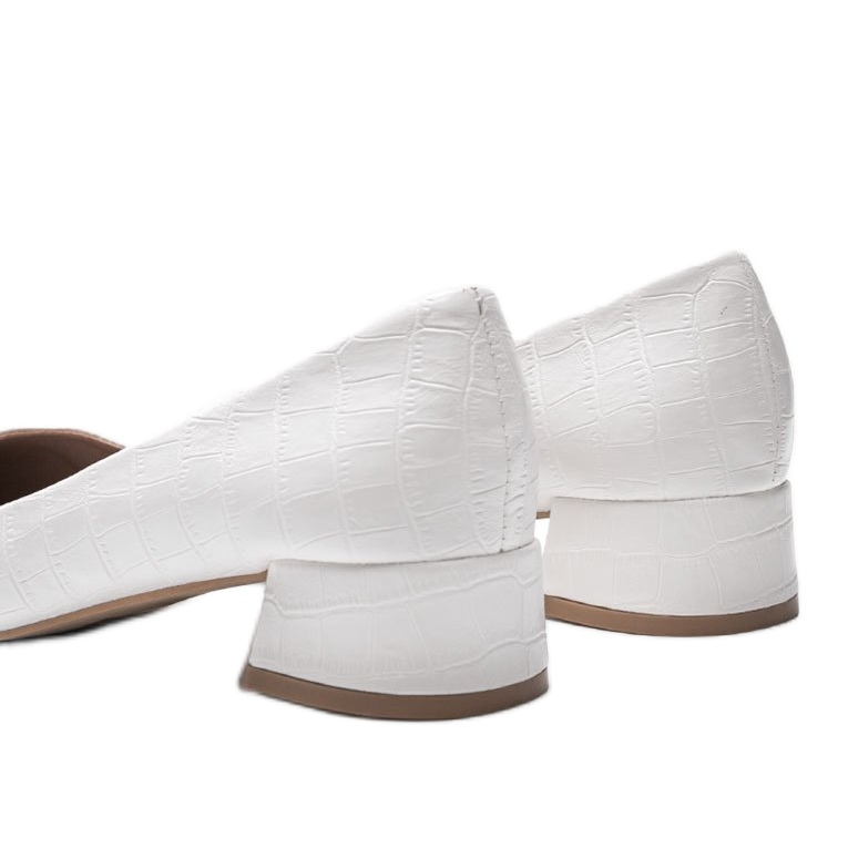 Pompele albe pe o cărămidă în modelul de piele de șarpe al lui Hallie 1