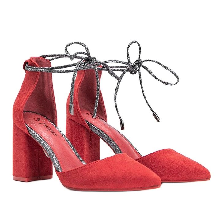 Pompe roșii legate pe stâlpul Eliza roșu 1