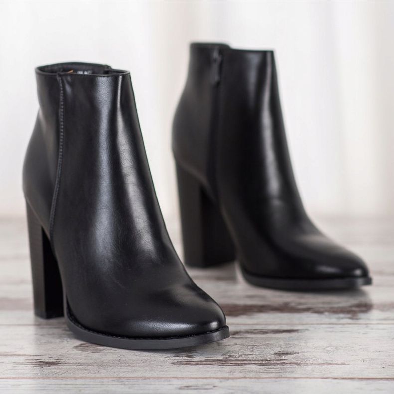 Seastar Cizme clasice pe un post negru 1