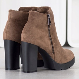 Small Swan Cizme cu toc maro 1 Small Swan Cizme cu toc maro 1