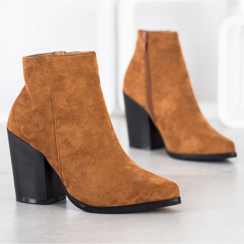 Marquiz Ghete pe un post larg maro 1