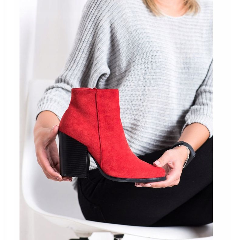 Marquiz Ghete pe un post larg roșu 2