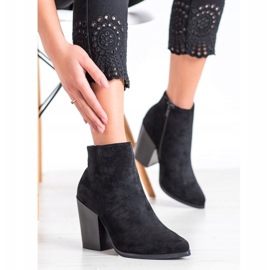 Marquiz Ghete pe un post larg negru 1