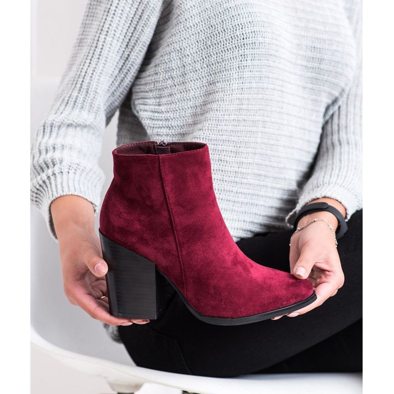 Marquiz Ghete pe un post larg roșu 2