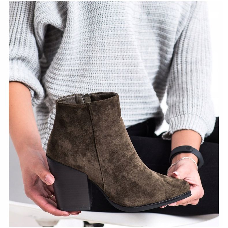 Marquiz Ghete pe un post larg verde 2