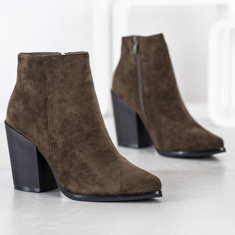 Marquiz Ghete pe un post larg verde 1