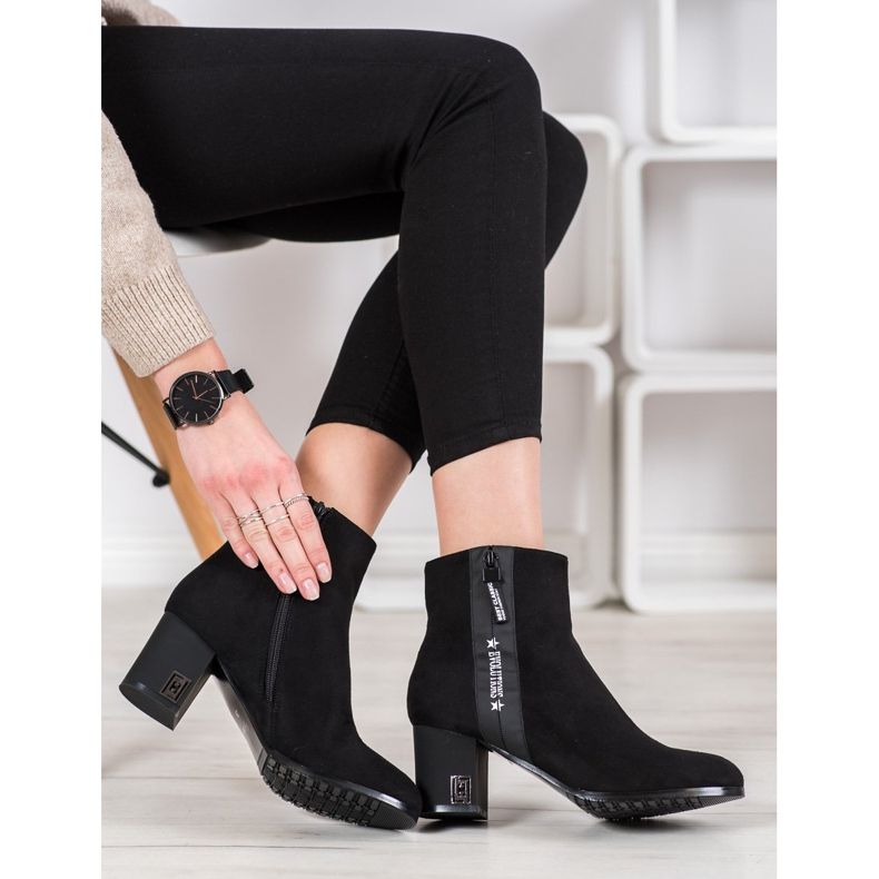 Gogo Cizme pe o evoluție post negru 2 Gogo Cizme pe o evoluție post negru 2