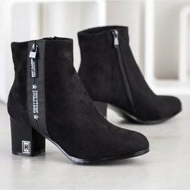 Gogo Cizme pe o evoluție post negru 1