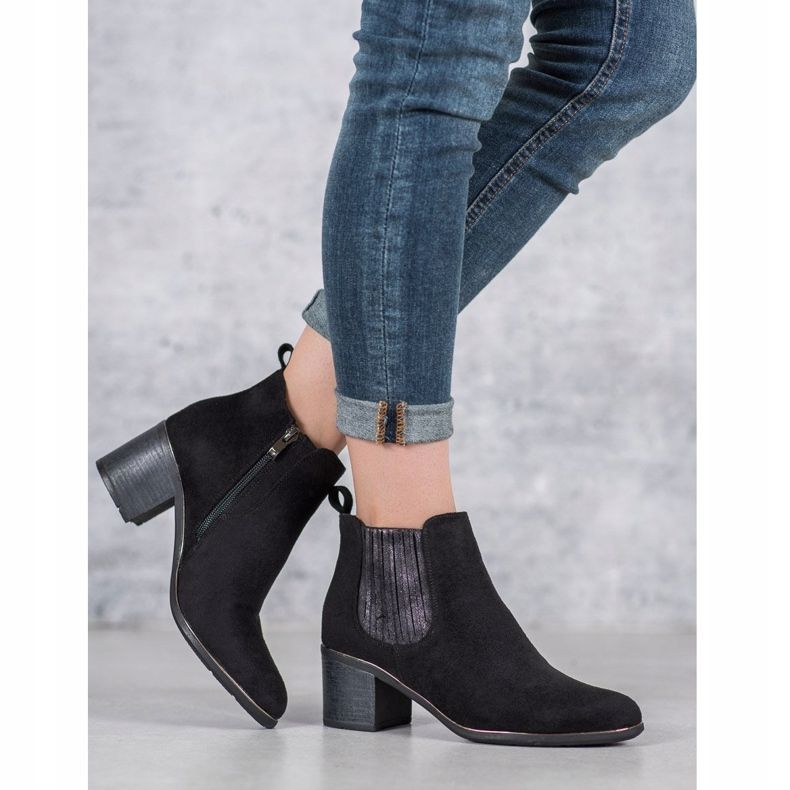 Filippo Ghete pe un post negru 1