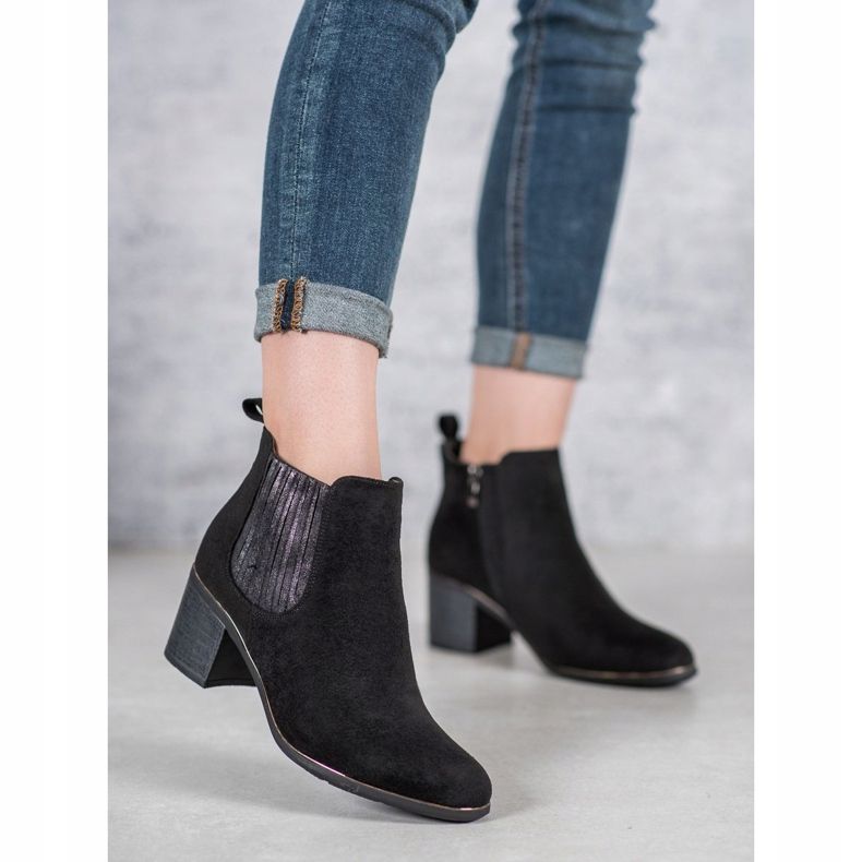 Filippo Ghete pe un post negru 2