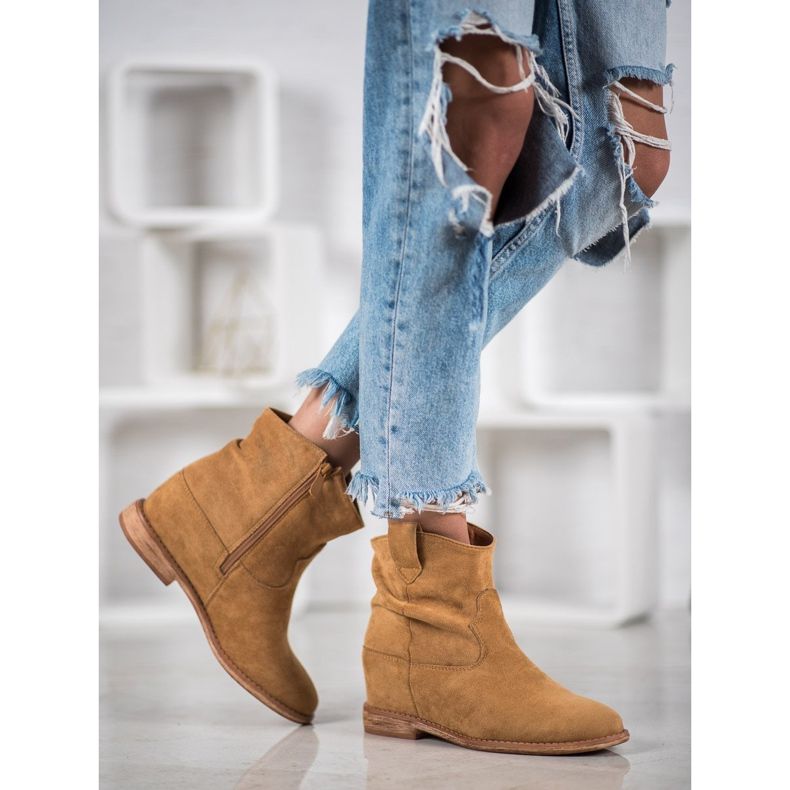 Bella Paris Cizme de cowboy pe o pană maro 1 Bella Paris Cizme de cowboy pe o pană maro 1